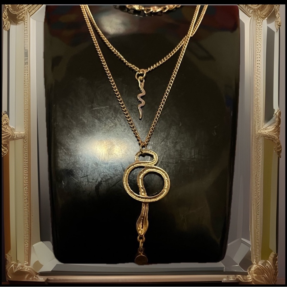 Multi-Layered Gold 🐍 Pendant Snakes Bottom Snake Has A Beautiful Gem Necklace